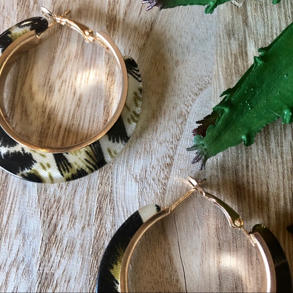 NEW! Animal Print Acrylic Hoops Leopard Cheetah - Picture 4 of 8